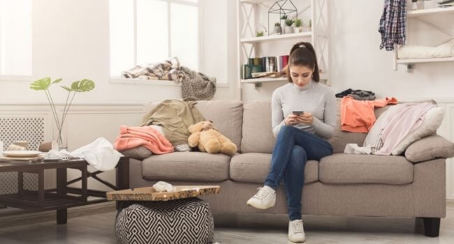 appartement en désordre - femme recherchant comment désencombrer sa maison