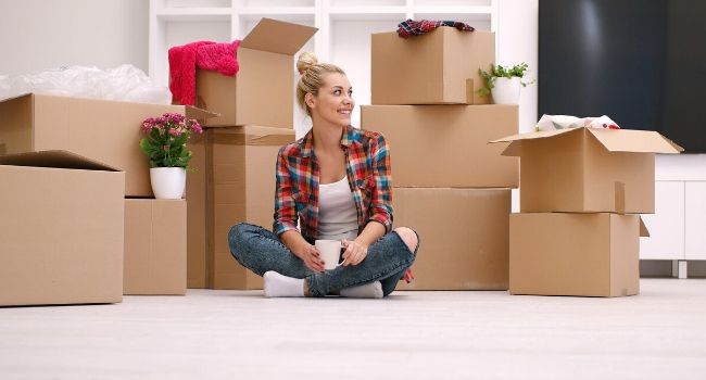 Camille vient de déménager, elle est arrivée dans son nouveau logement en ayant souscrit son nouveau contrat électrique