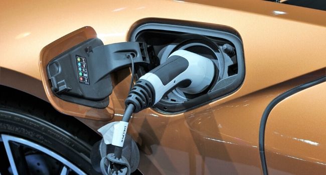 voiture électrique en chargement